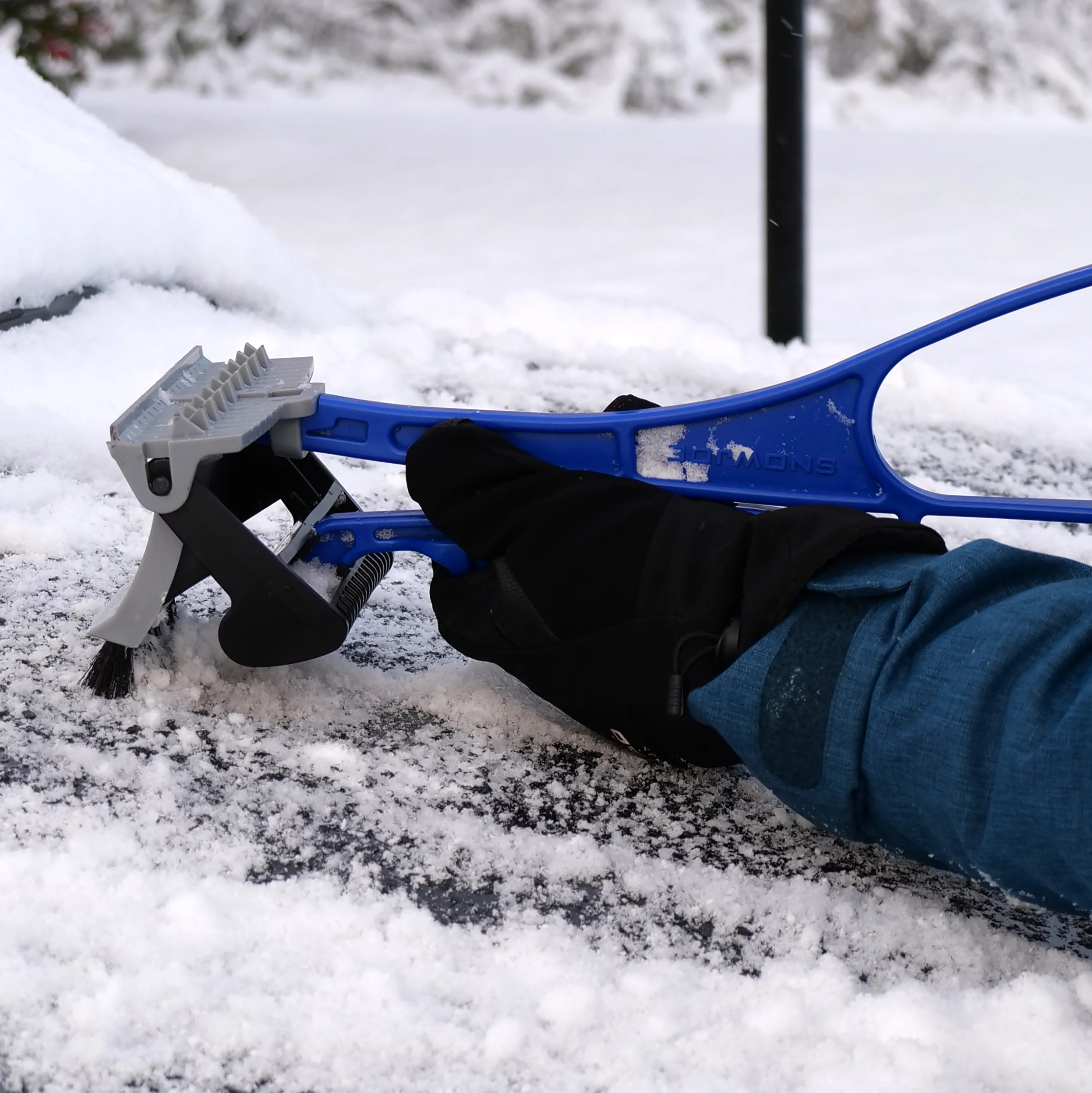 Snow Joe IceDozer Ice & Snow Scraper | Ice Breaking Teeth | Bristle Brush Attachment - Image 9